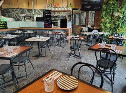 Maurizio Pizzeria dining area